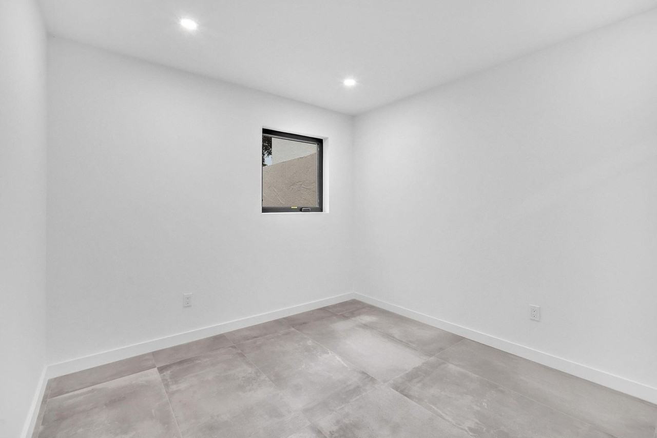 2460 Sw 58th Mnr - Photo 4 of 12