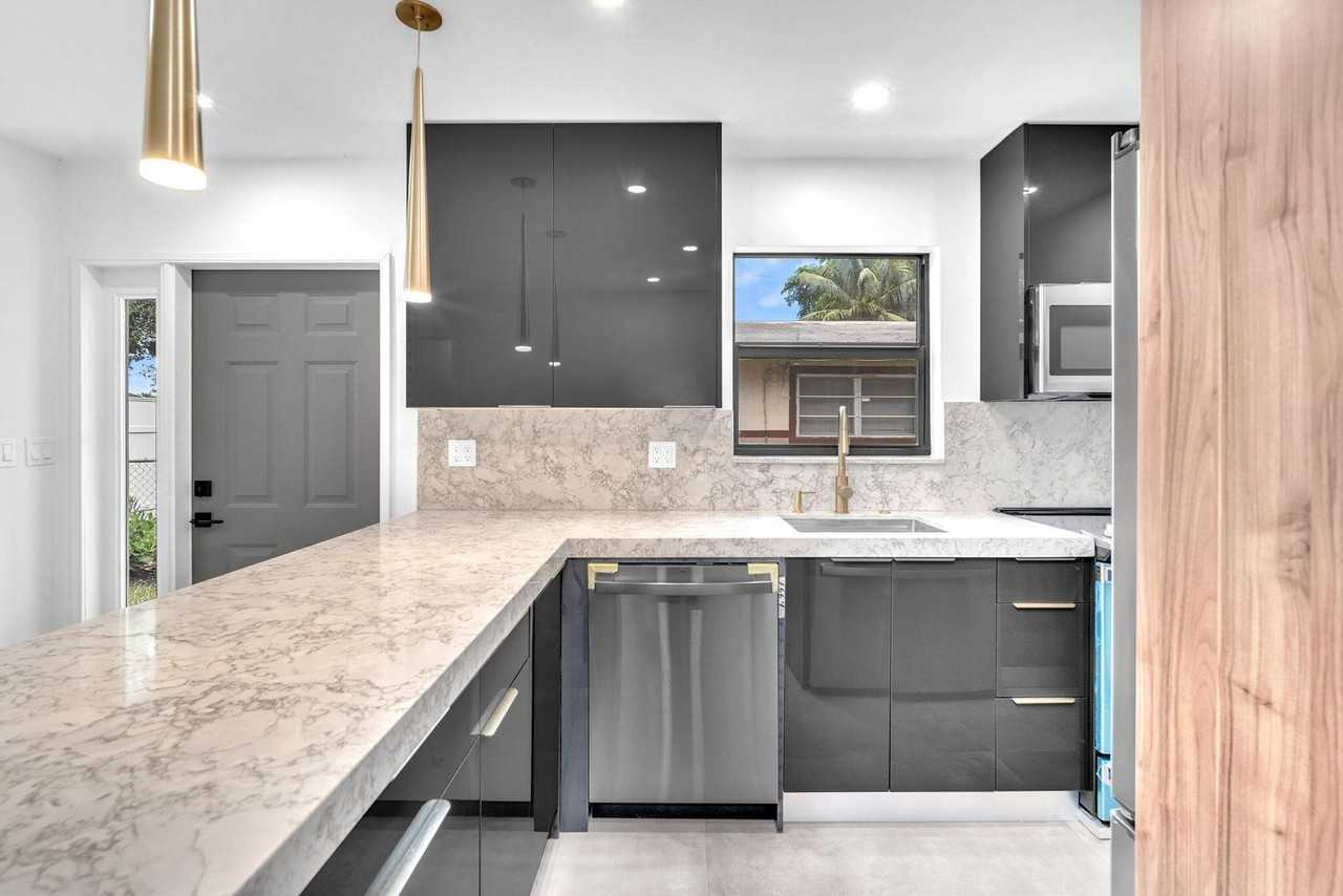 2460 Sw 58th Mnr - Photo 6 of 12