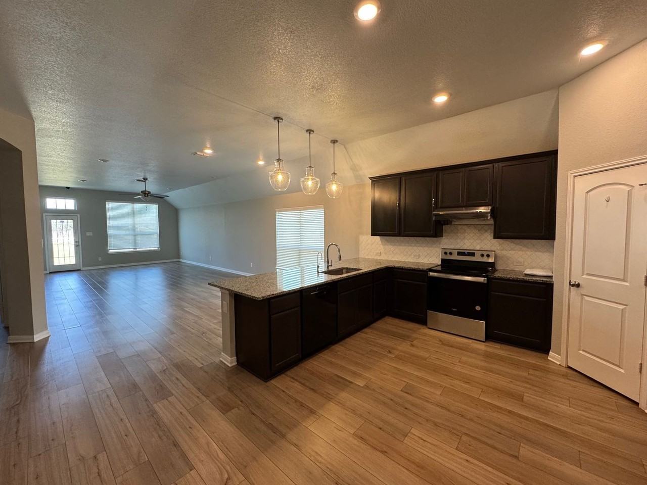 399 Hadley St - Photo 2 of 16