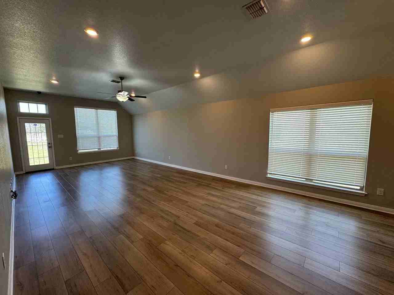 399 Hadley St - Photo 4 of 16