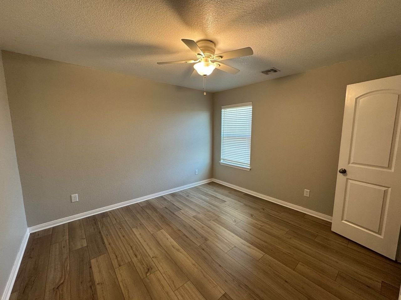 399 Hadley St - Photo 6 of 16