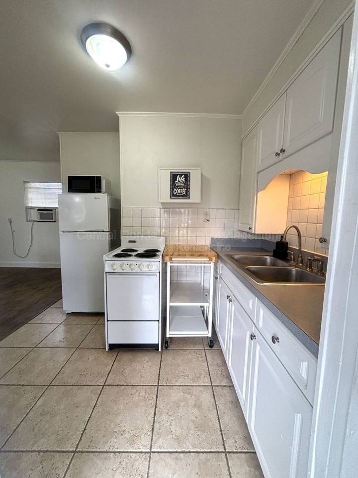 1212 Jamajo Blvd #C - Photo 3 of 7