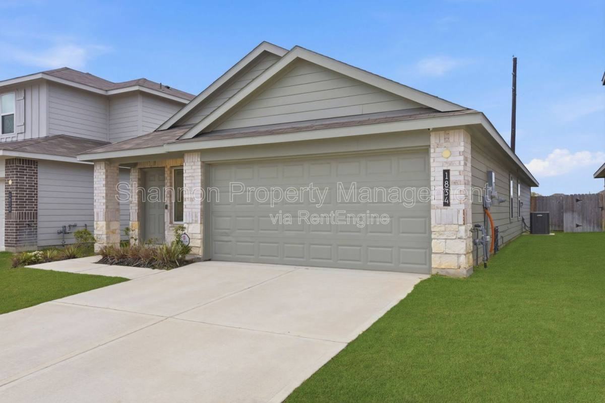 1834 Legacy Hills Dr - Photo 2 of 10