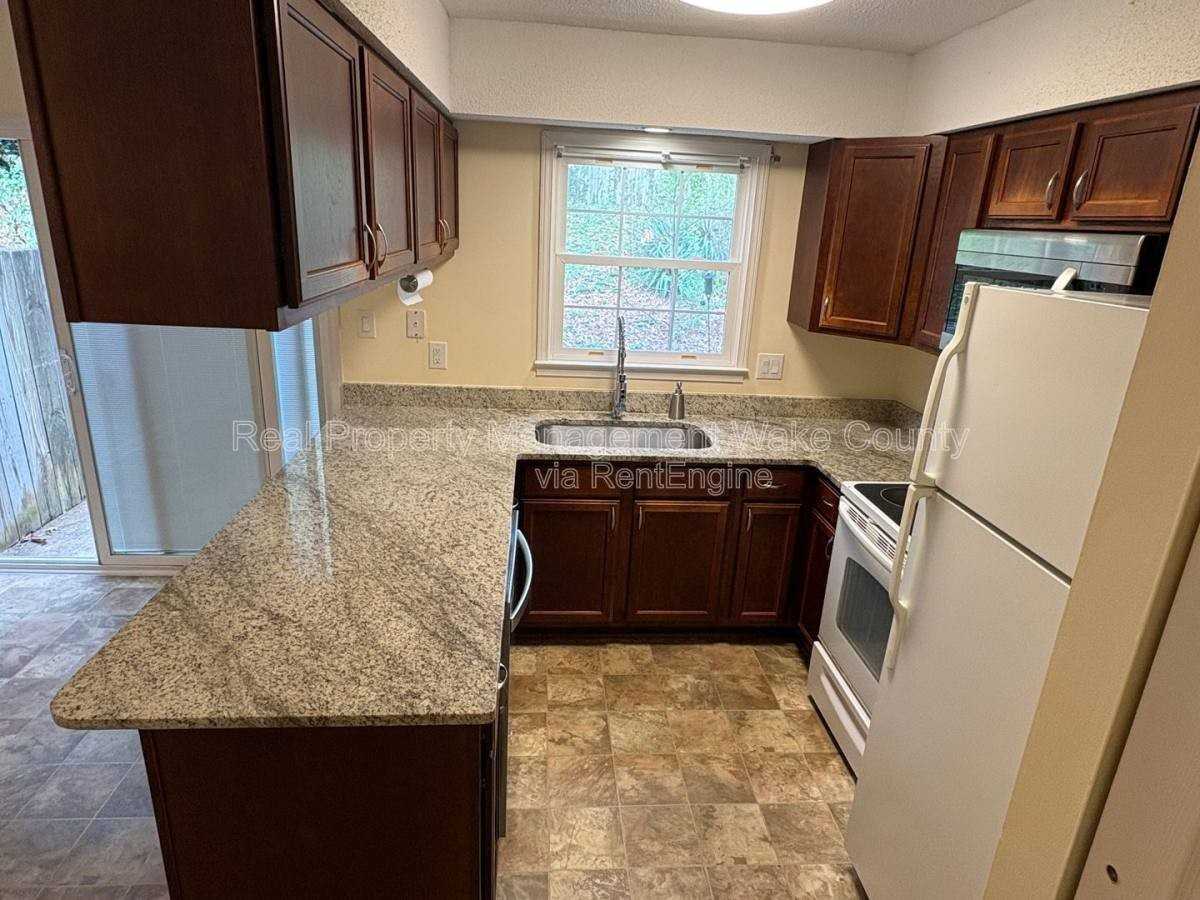 1148 Nottingham Cir - Photo 3 of 9