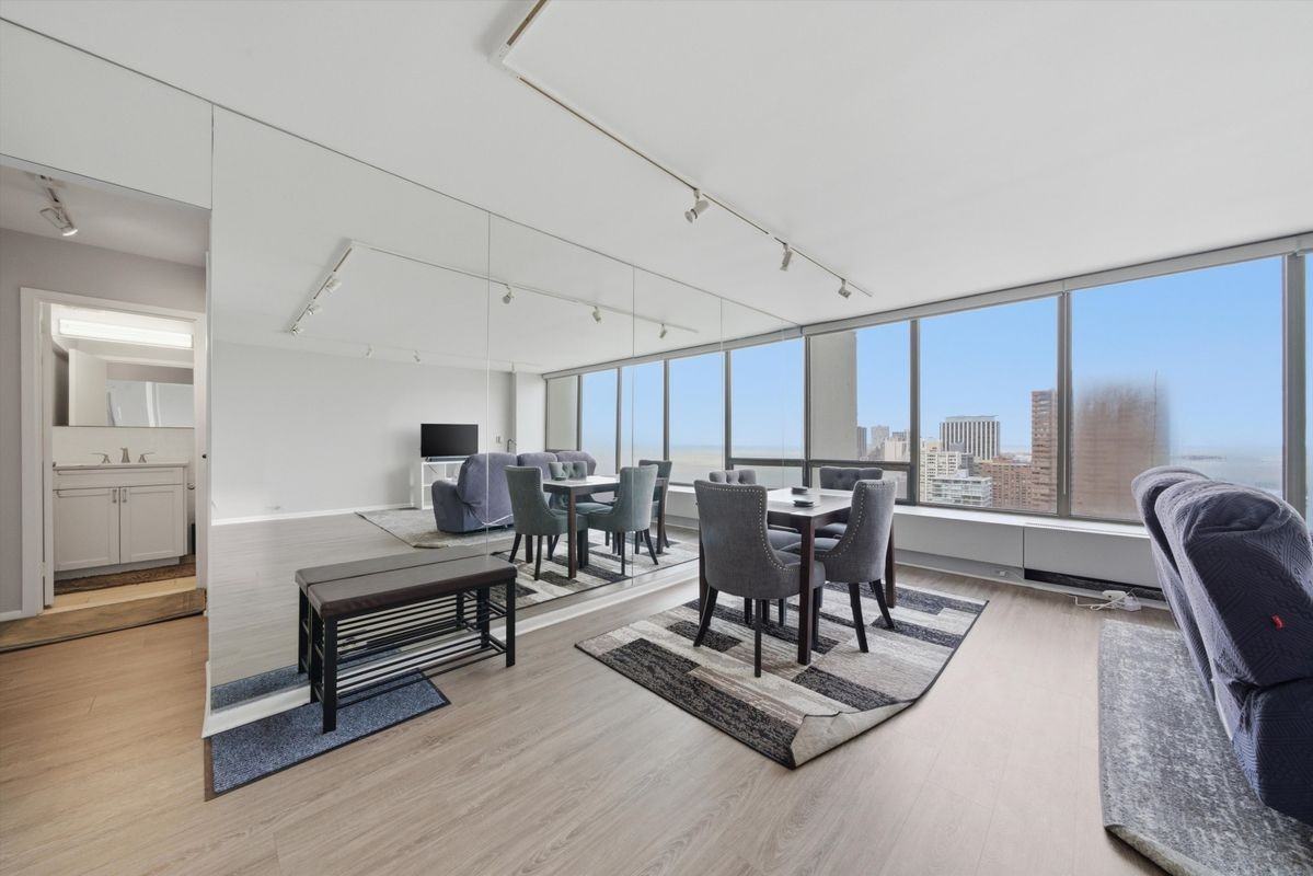 2800 N Lake Shore Dr - Photo 3 of 15