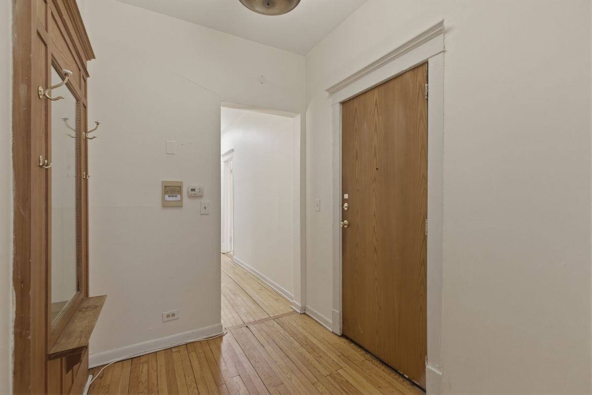 5120 N Kenmore Ave - Photo 3 of 17