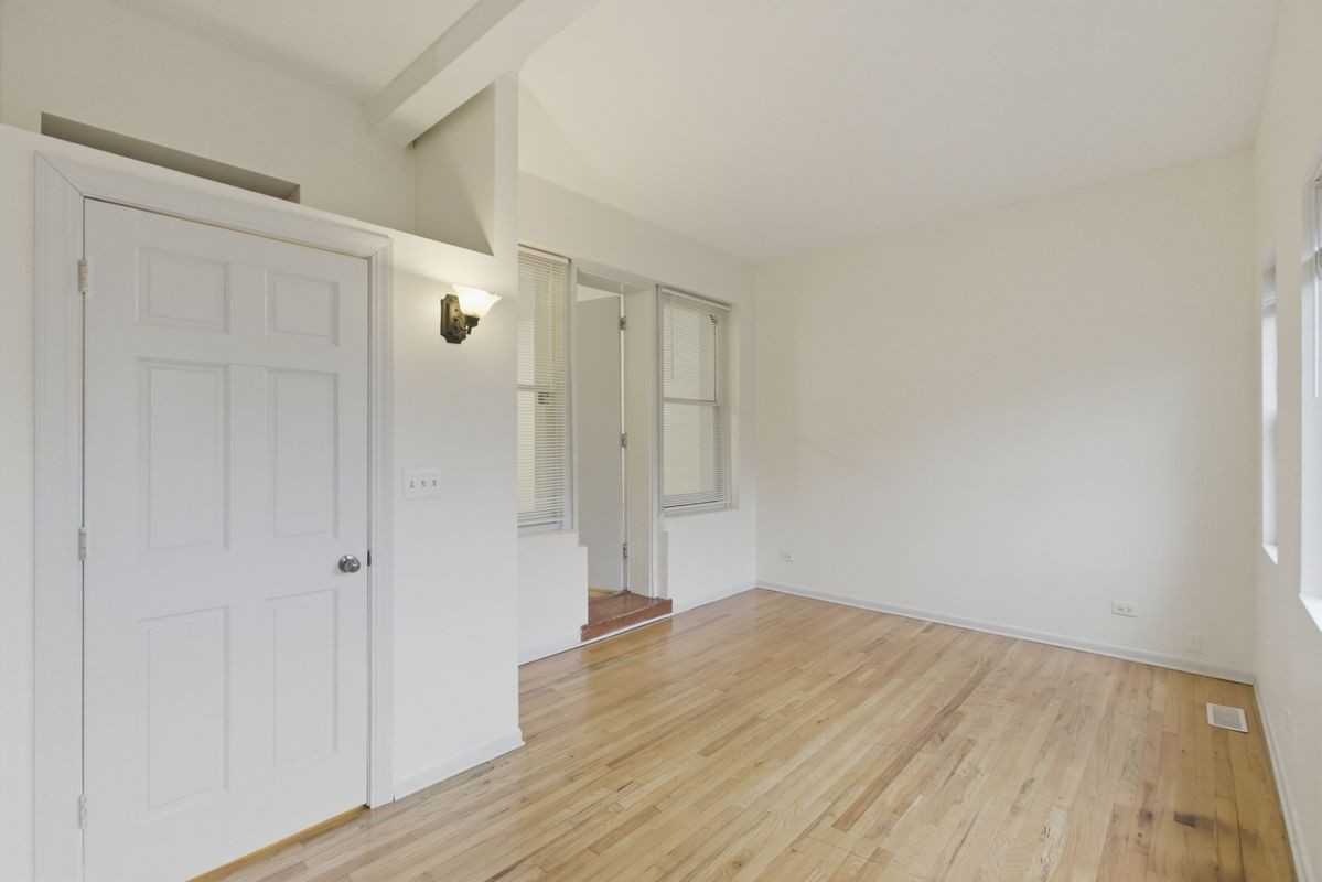 5120 N Kenmore Ave - Photo 6 of 17