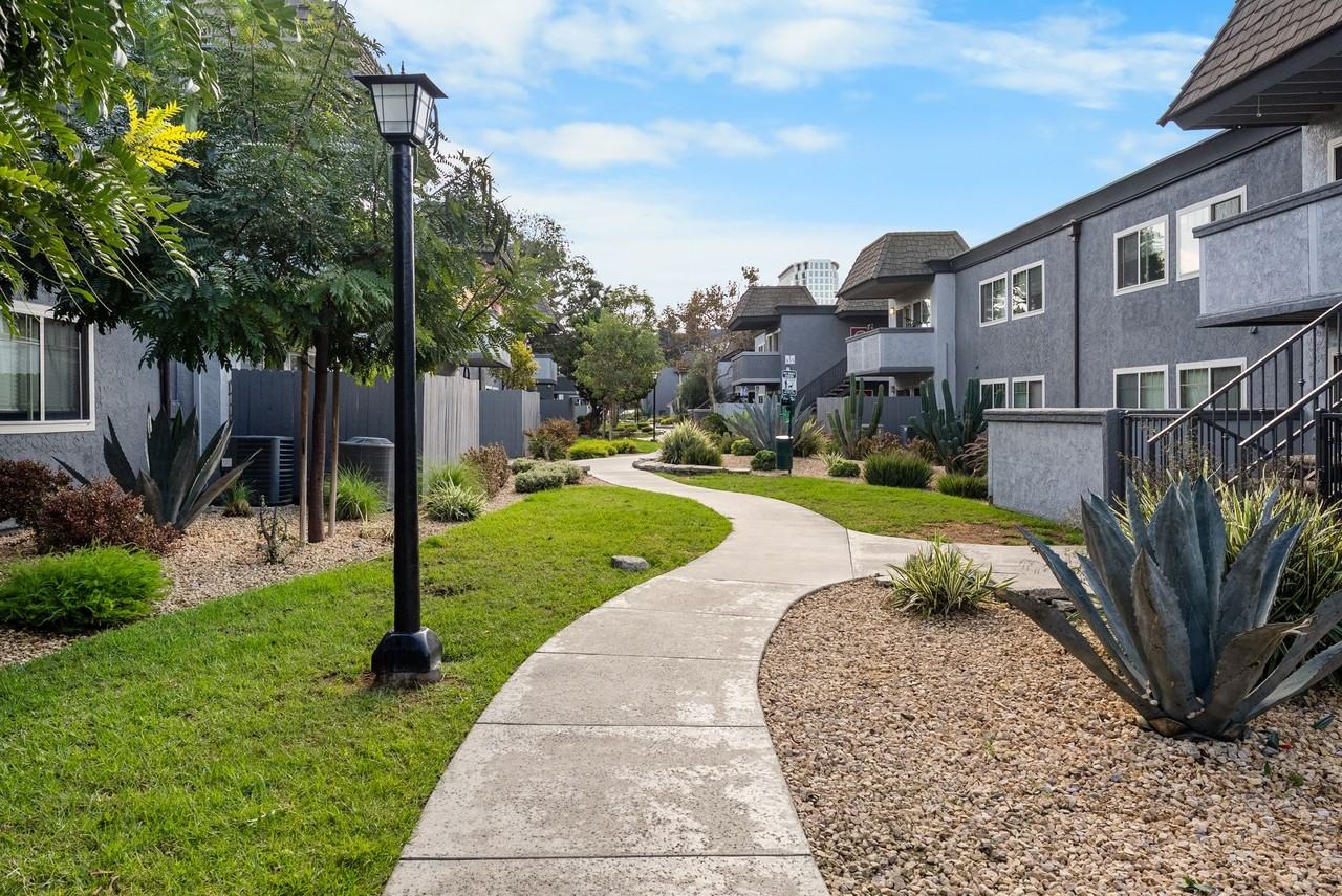 Park Plaza Apartments - Photo 7 of 35