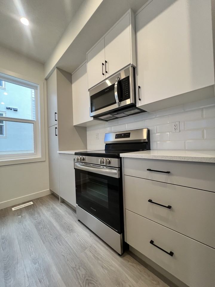 Elkwood Townhouse - Photo 3 of 23