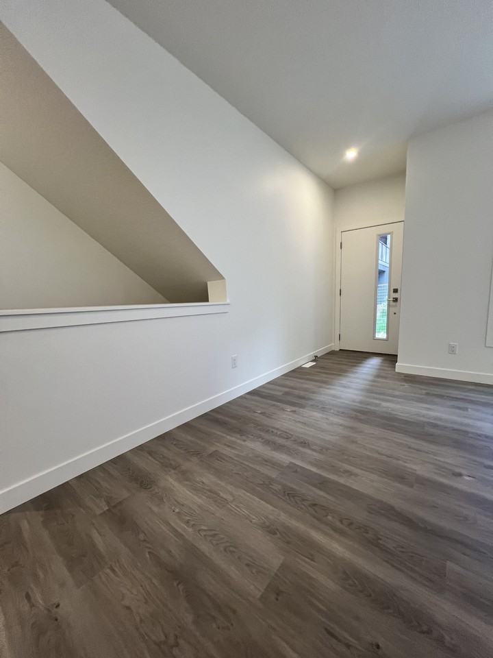 Elkwood Townhouse - Photo 7 of 23