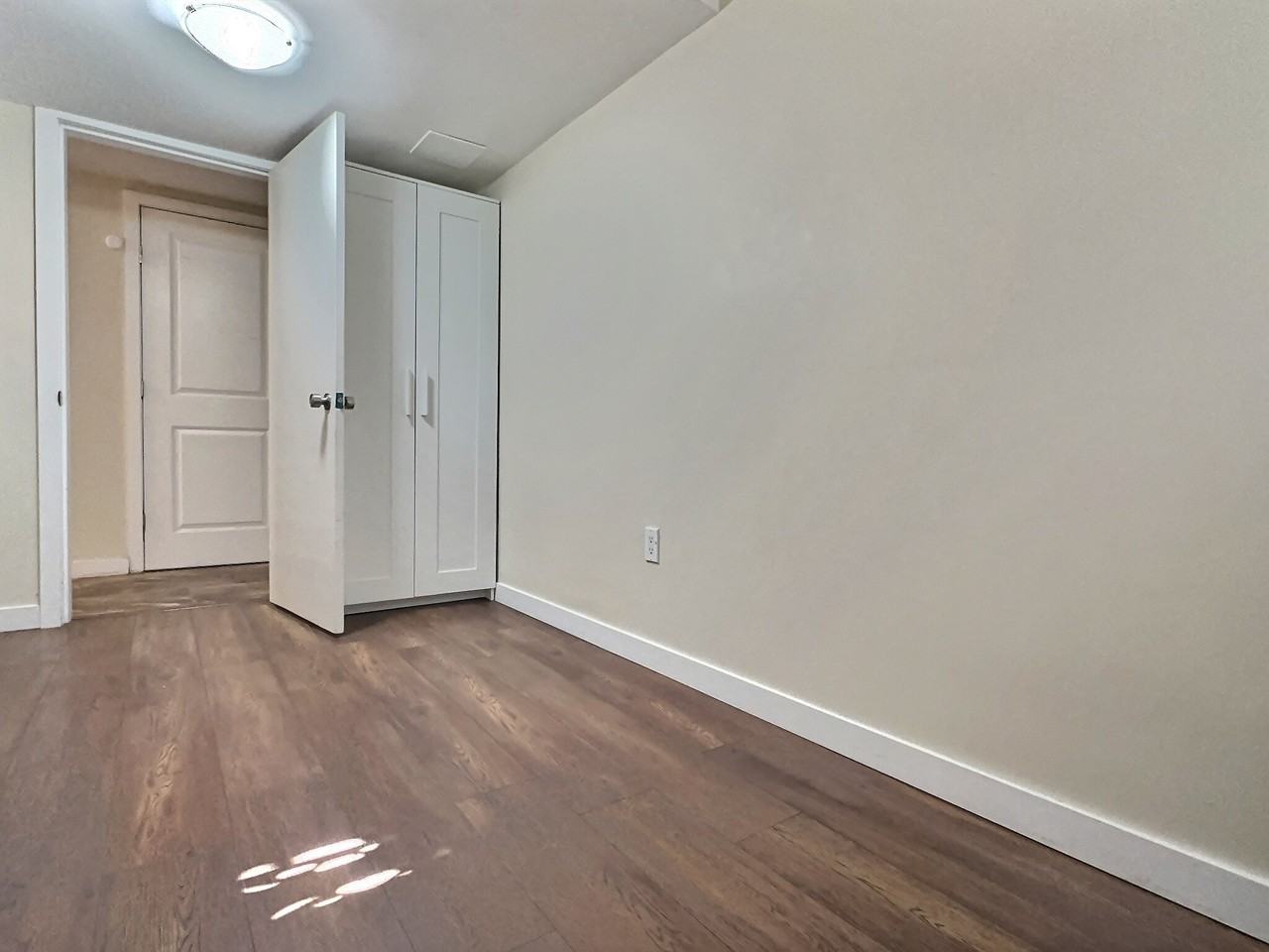 8989 162 St - Photo 3 of 11