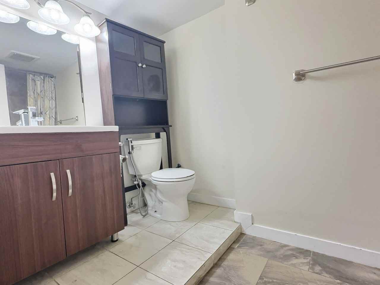 8989 162 St - Photo 2 of 11