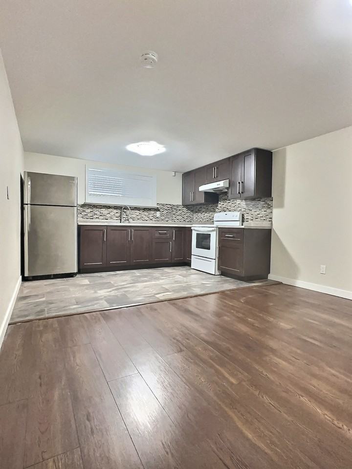 8989 162 St - Photo 4 of 11