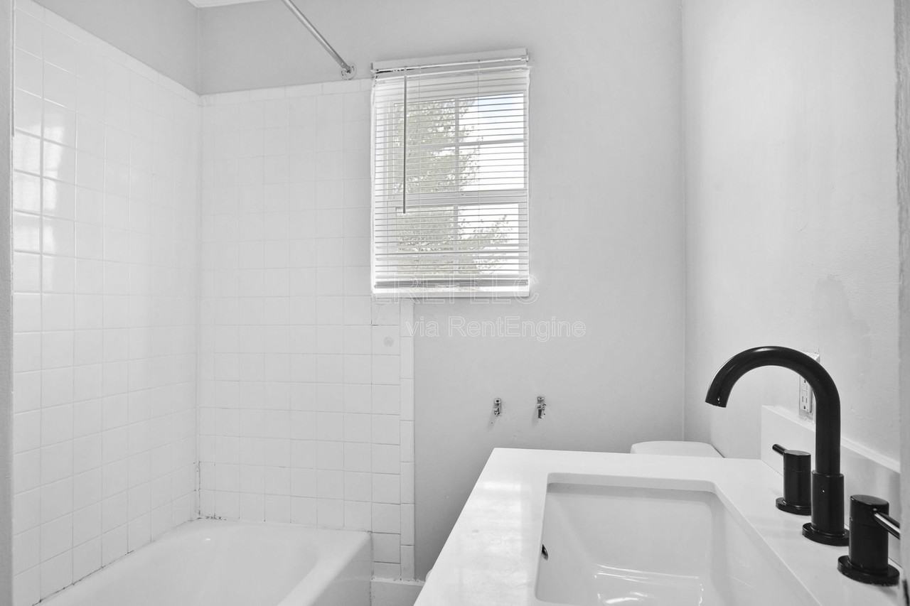 1722 Beechwood Ave - Photo 5 of 14