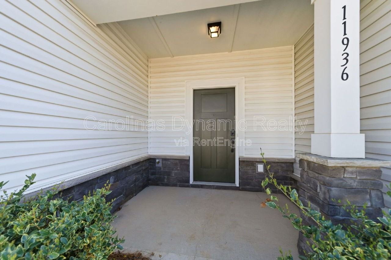 11936 Basking Dr - Photo 3 of 33