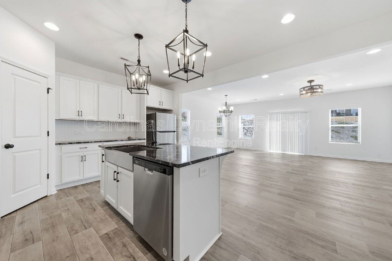 11936 Basking Dr - Photo 4 of 33