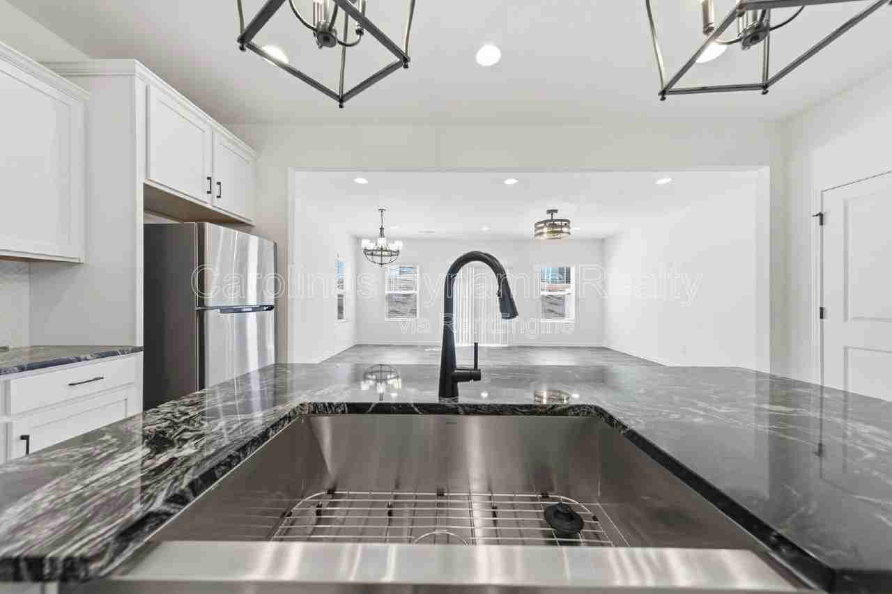 11936 Basking Dr - Photo 5 of 33