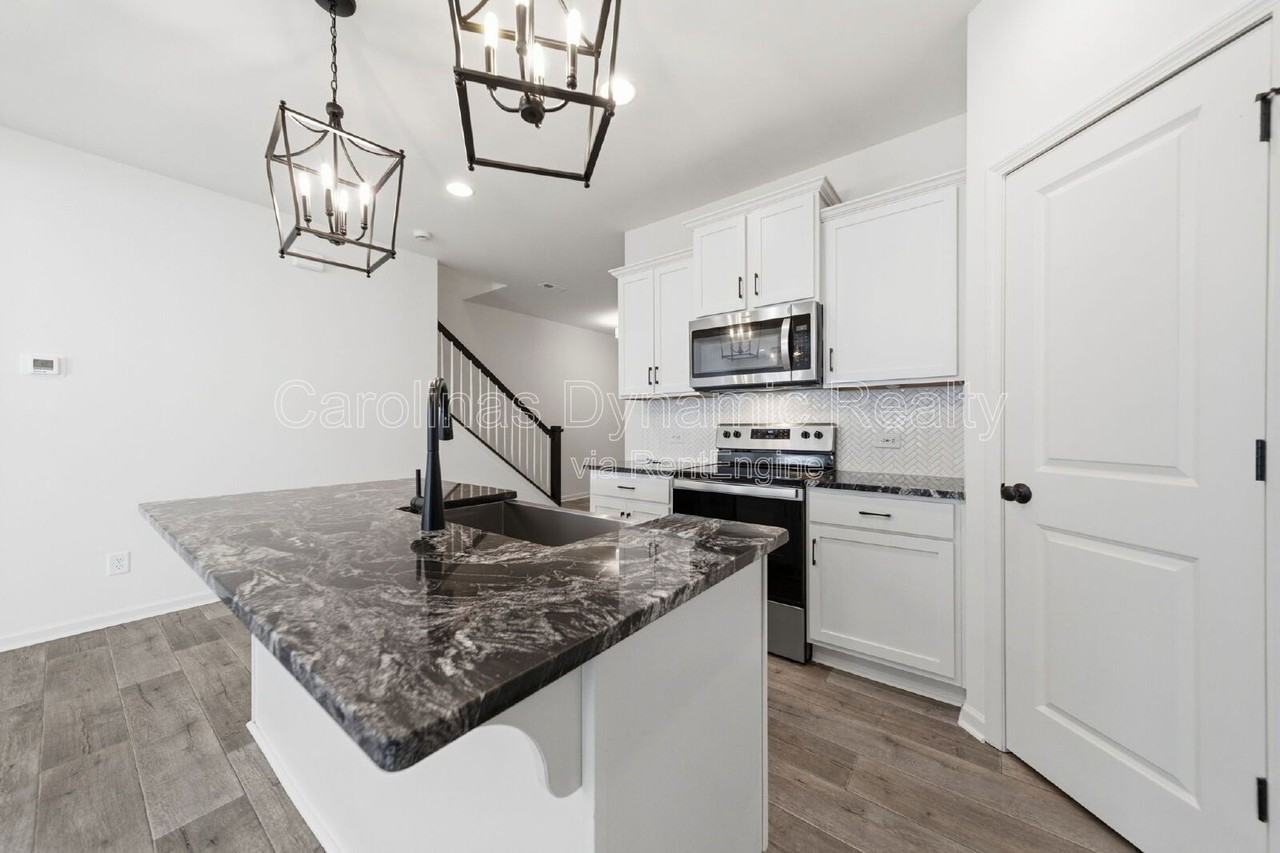 11936 Basking Dr - Photo 6 of 33