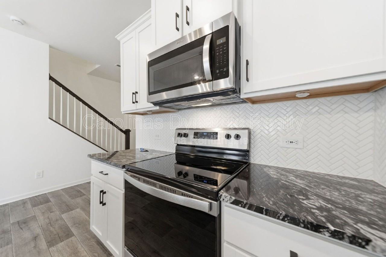 11936 Basking Dr - Photo 7 of 33