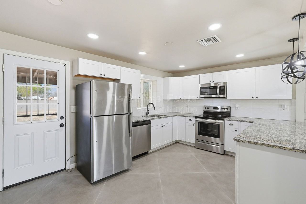 5113 E Bellevue St - Photo 5 of 29