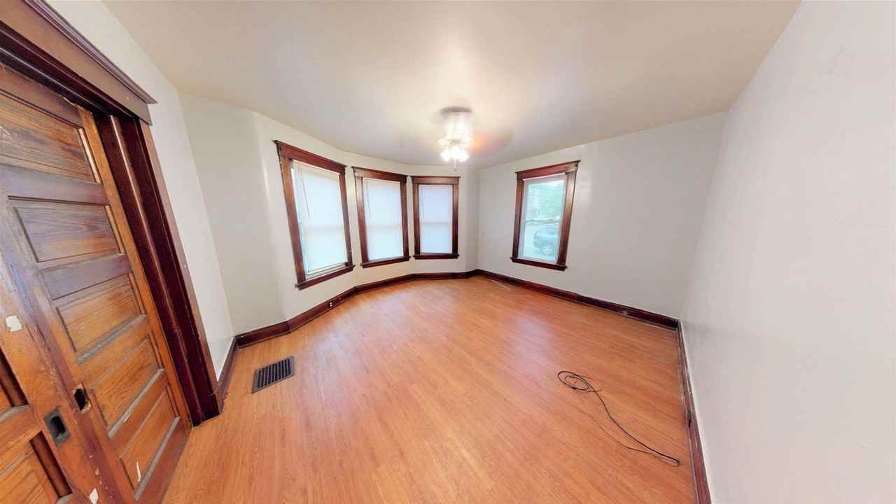 2424 W Clifton Ave - Photo 3 of 12
