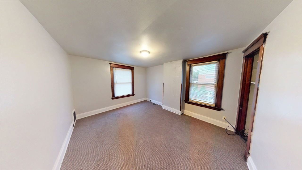 2424 W Clifton Ave - Photo 5 of 12