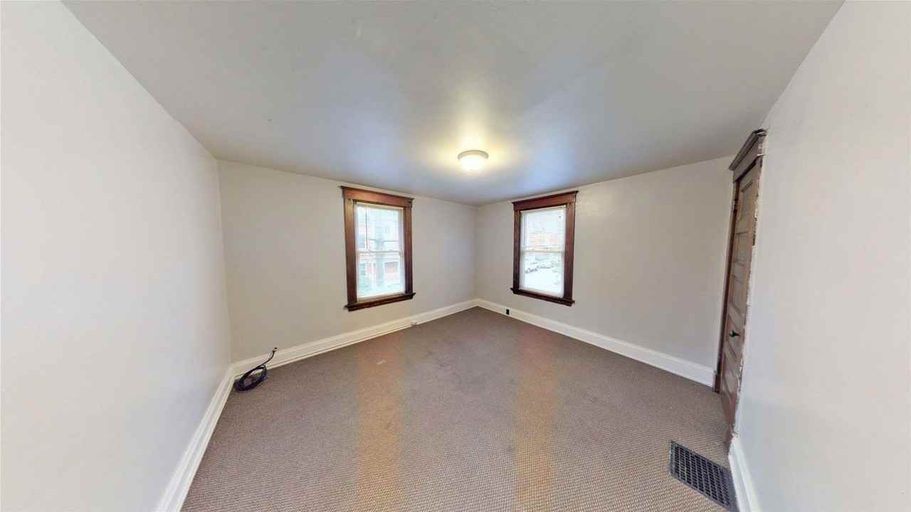 2424 W Clifton Ave - Photo 7 of 12