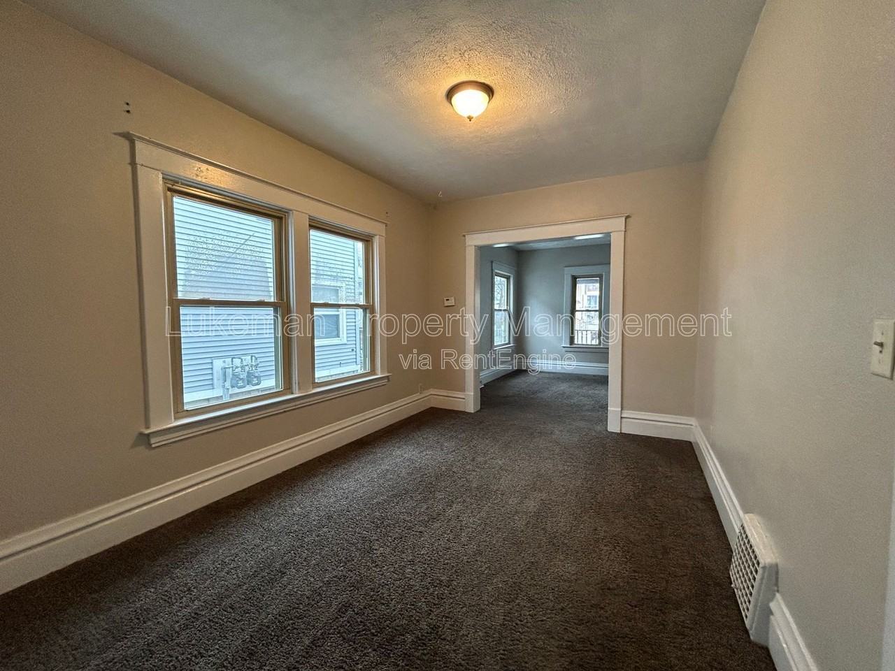 1832 S Burdick St - Photo 2 of 13