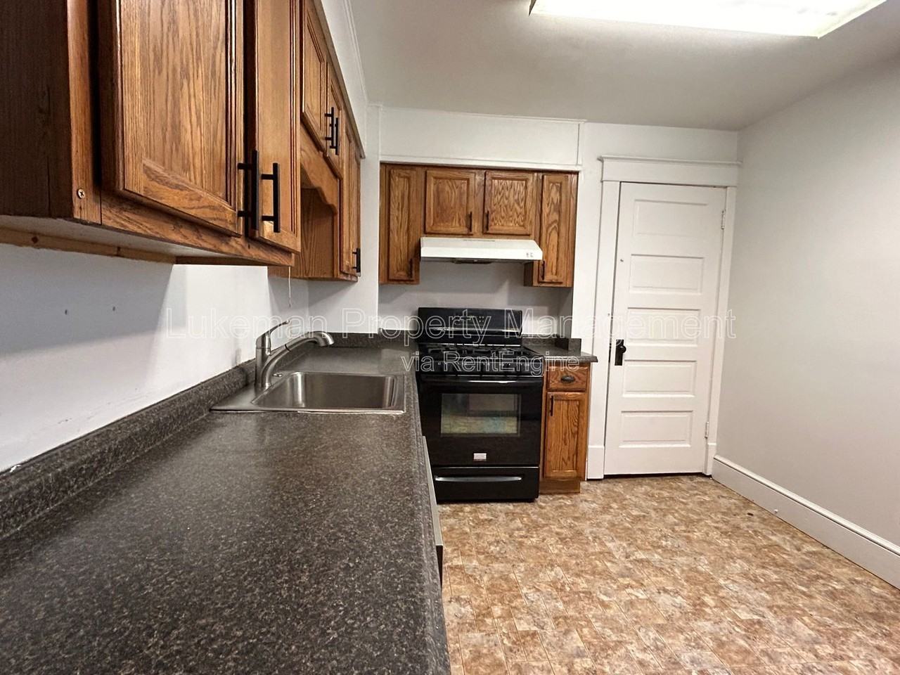 1832 S Burdick St - Photo 3 of 13