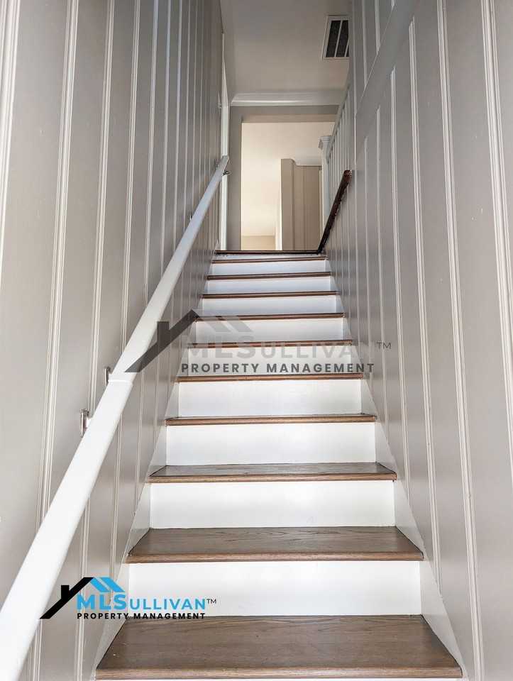 229 W Elm St - Photo 4 of 20