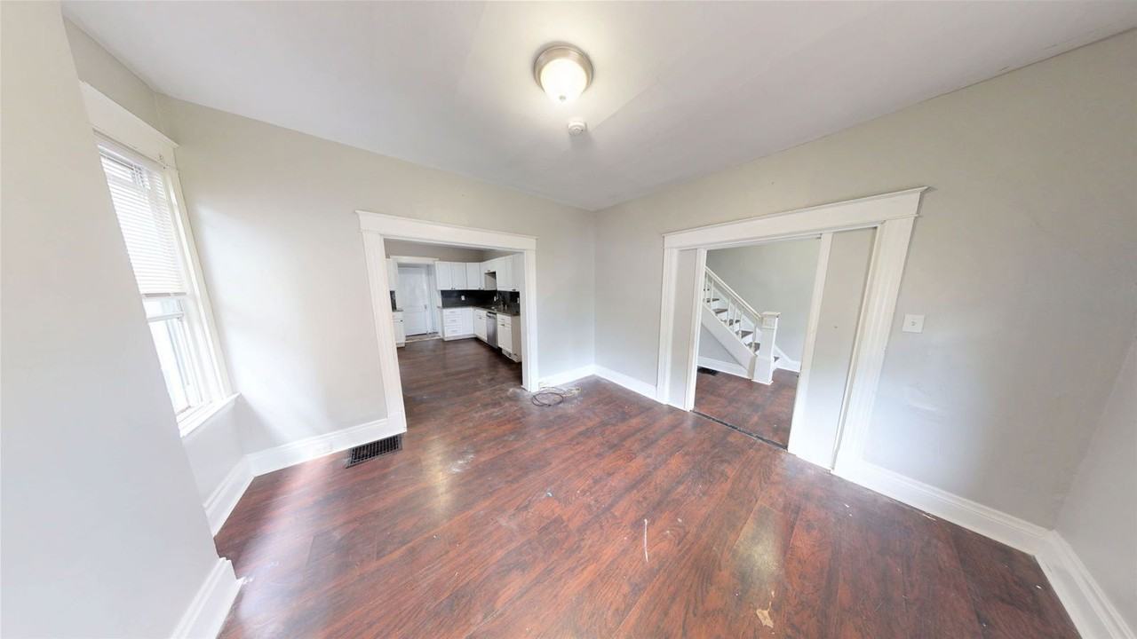 2313 Stratford Ave - Photo 3 of 13