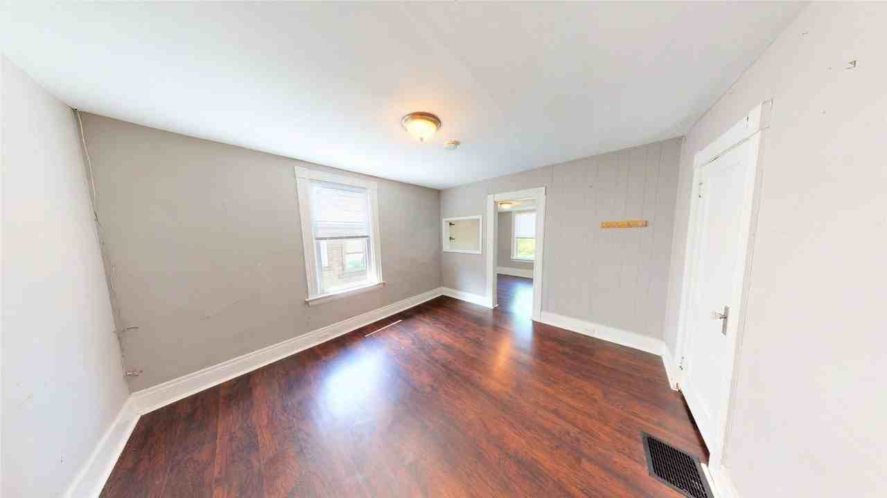 2313 Stratford Ave - Photo 7 of 13