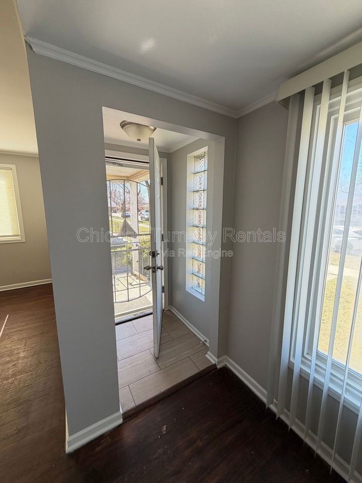 14231 Dobson Ave - Photo 3 of 21