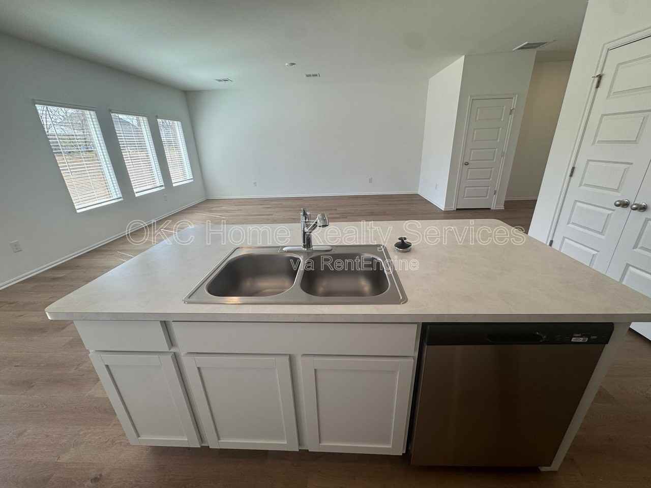 12048 Southwest 36th Street - Photo 4 of 24