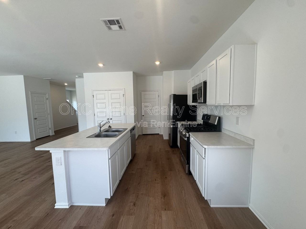 12048 Southwest 36th Street - Photo 6 of 24