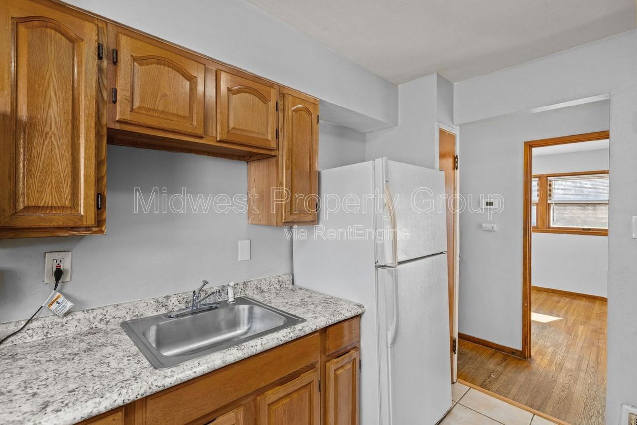 405 Cameron Rd - Photo 3 of 37