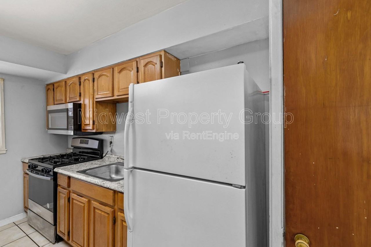 405 Cameron Rd - Photo 4 of 37