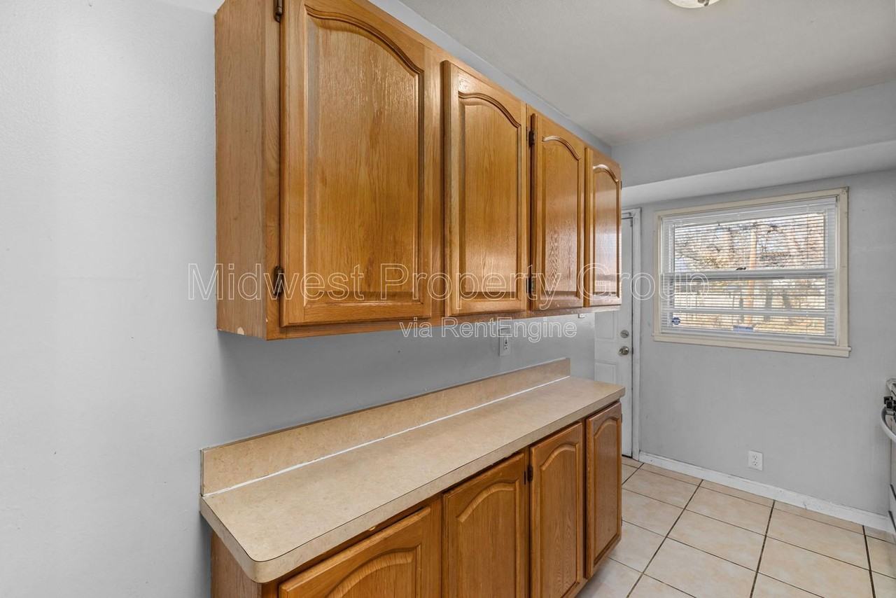 405 Cameron Rd - Photo 6 of 37