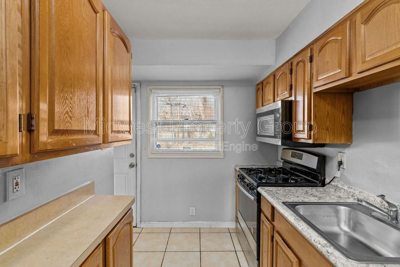 405 Cameron Rd - Photo 7 of 37