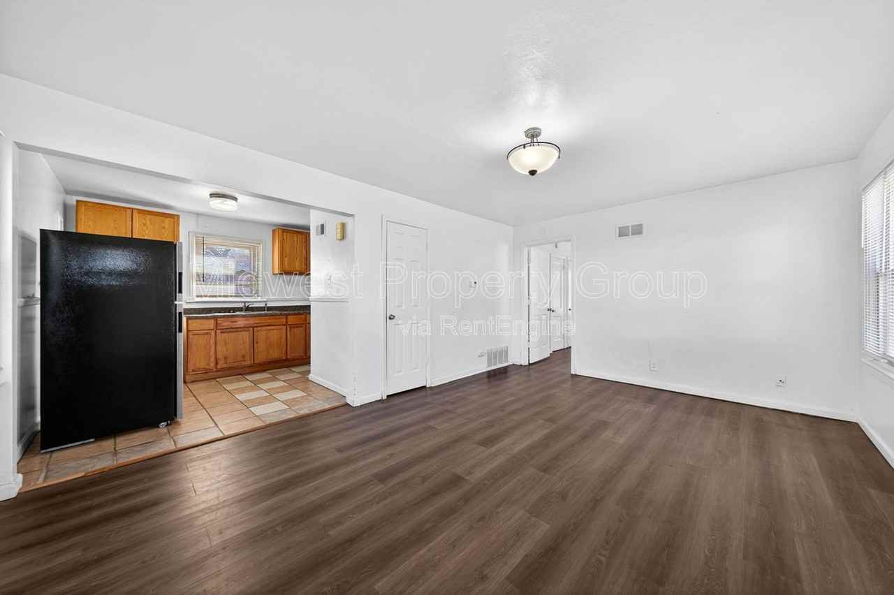 334 Mueller Ave - Photo 4 of 19