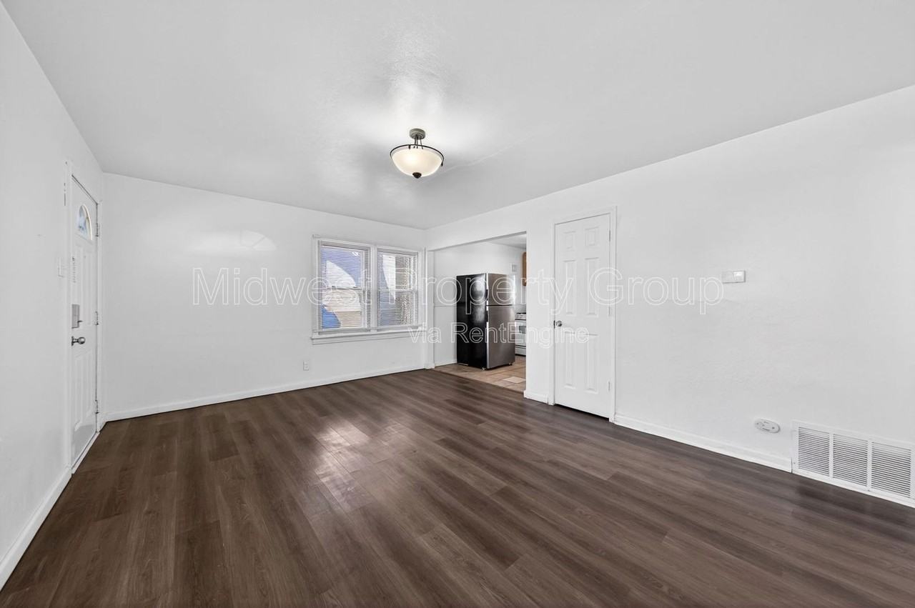 334 Mueller Ave - Photo 7 of 19