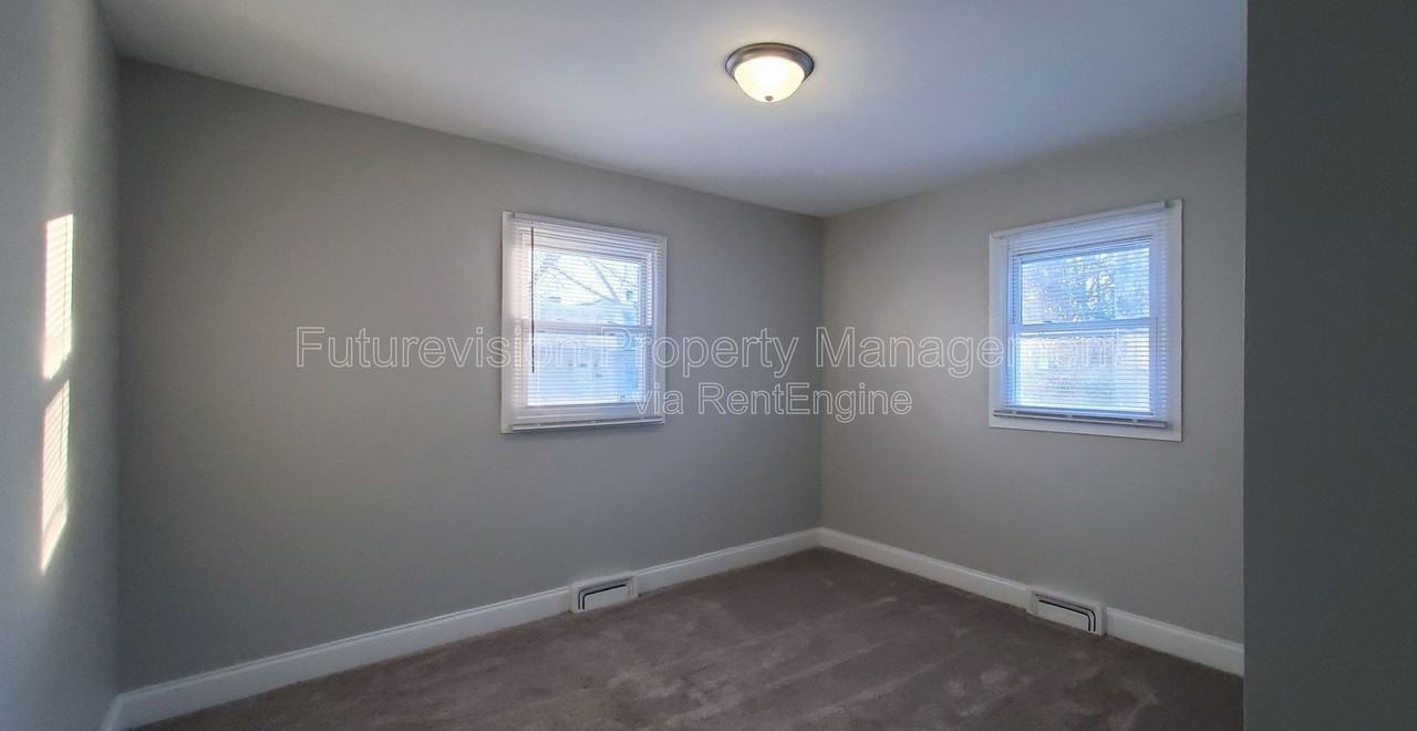 923 Jasper St - Photo 3 of 9