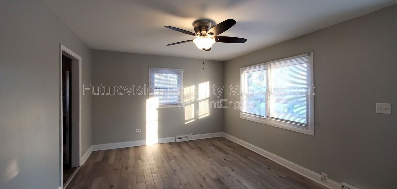 923 Jasper St - Photo 6 of 9