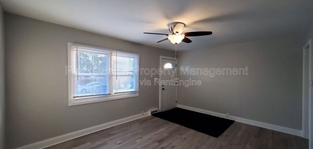 923 Jasper St - Photo 7 of 9