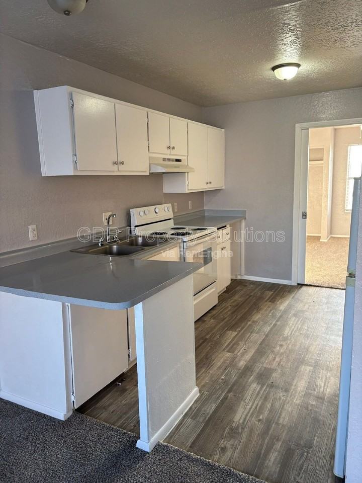 1100 Coal Ave Sw #8 - Photo 5 of 11