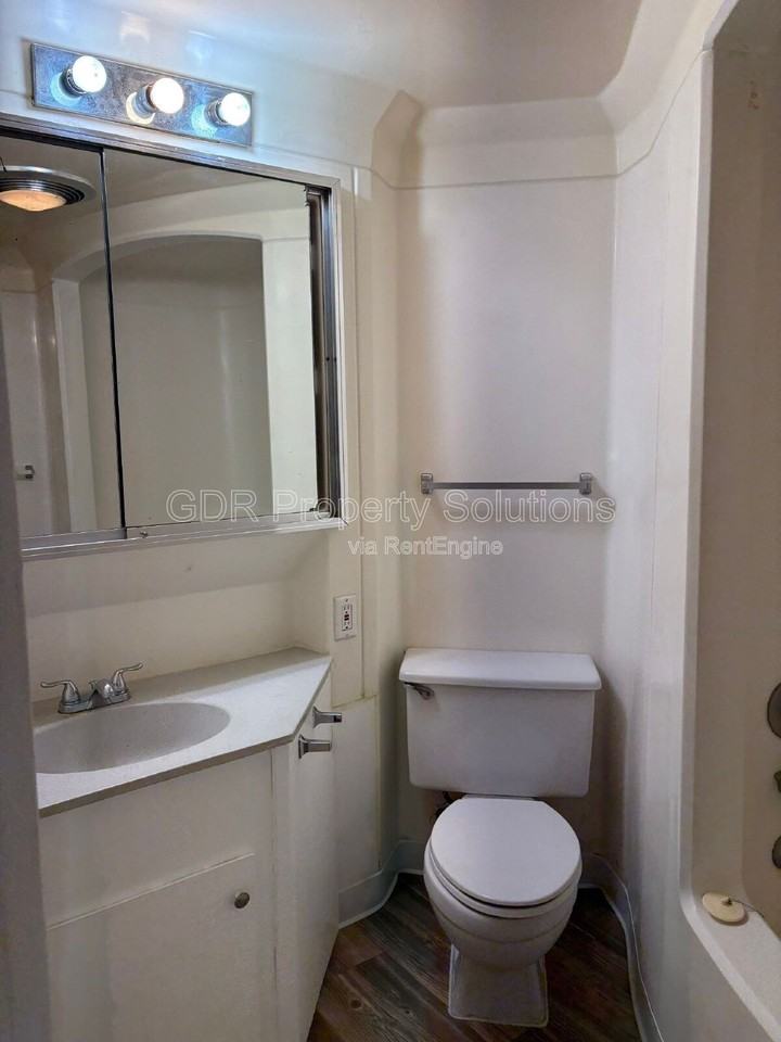 1100 Coal Ave Sw #8 - Photo 7 of 11