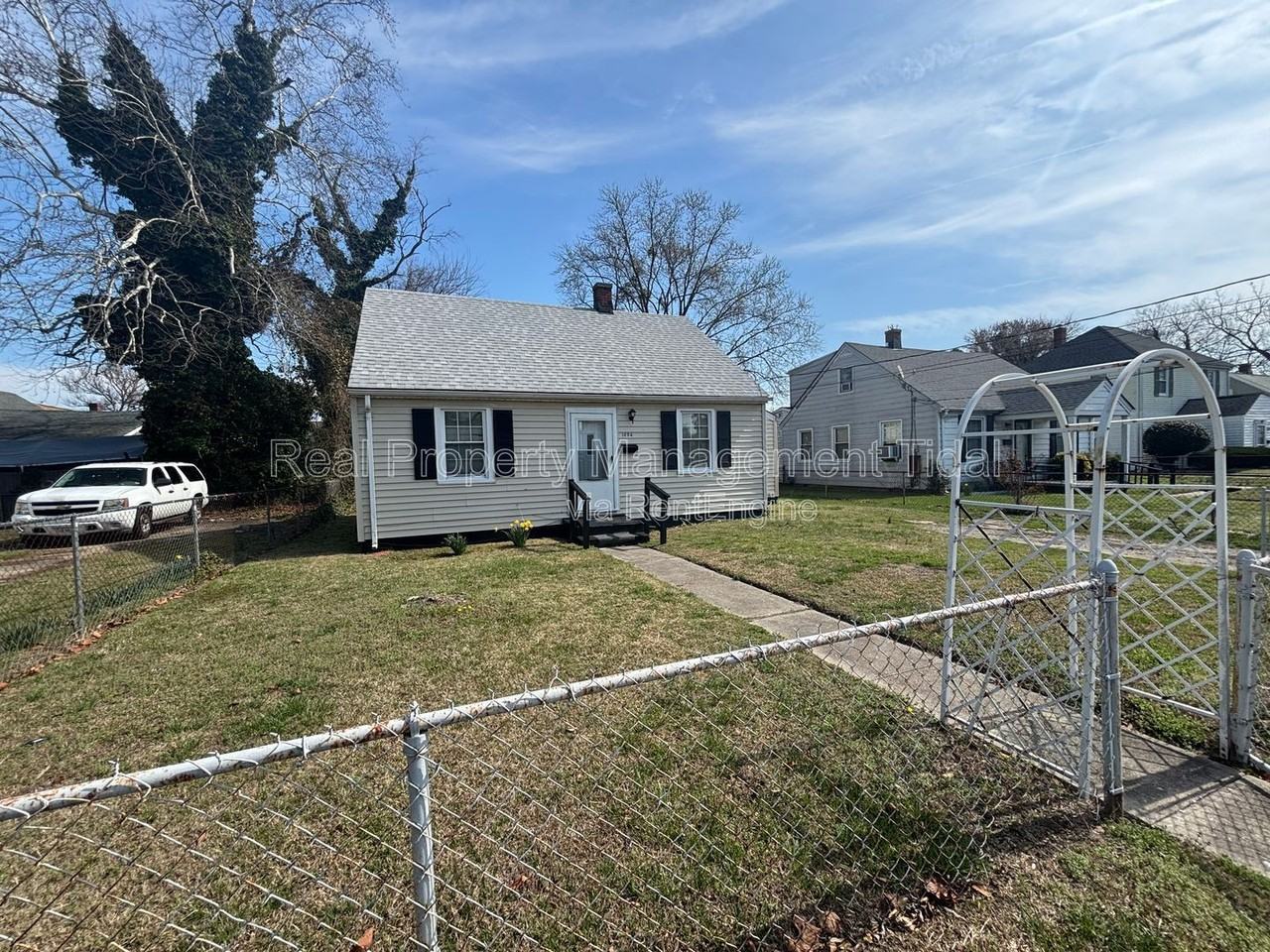 1634 Rolfe Pl - Photo 4 of 24