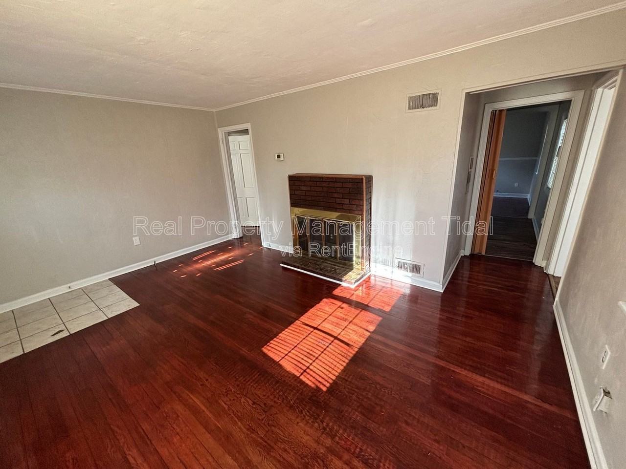 1634 Rolfe Pl - Photo 5 of 24