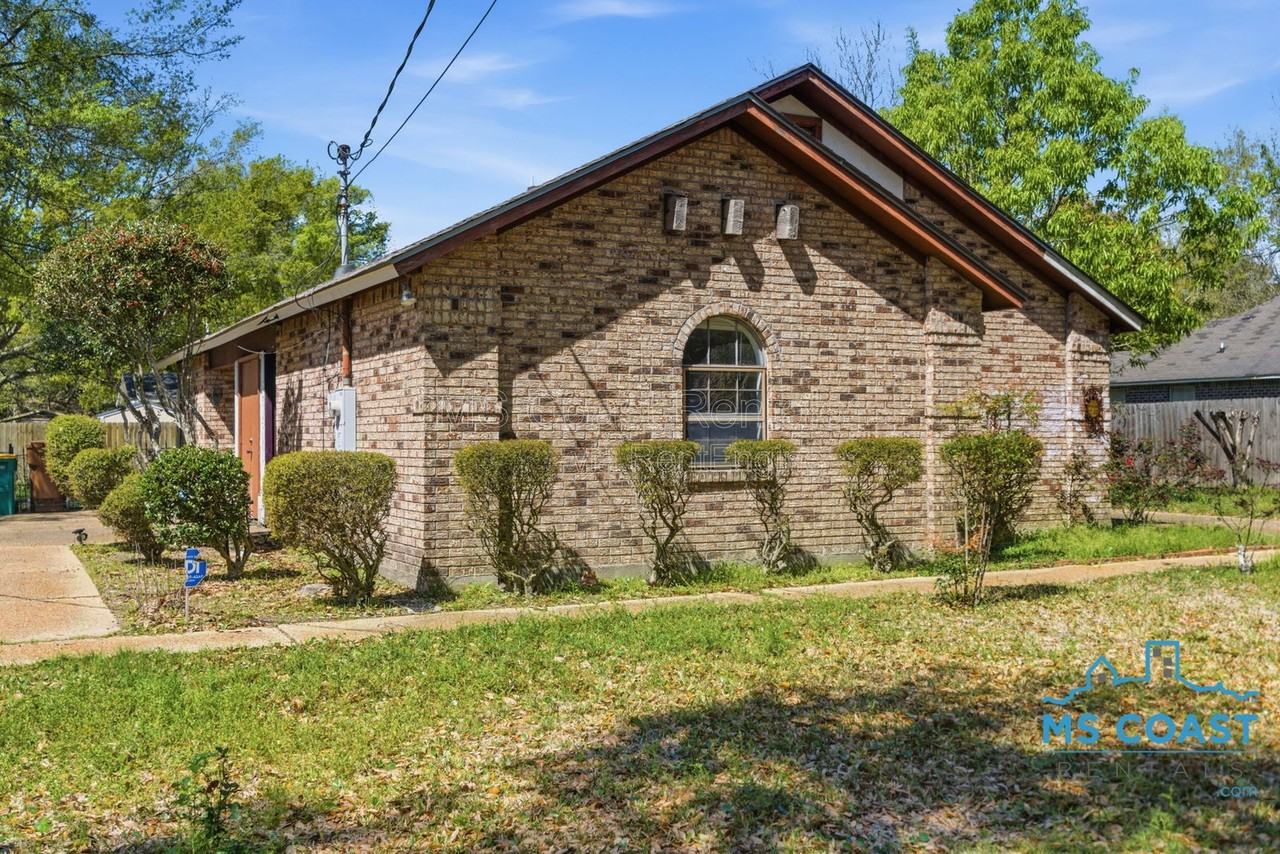 167 Daisy St - Photo 2 of 17