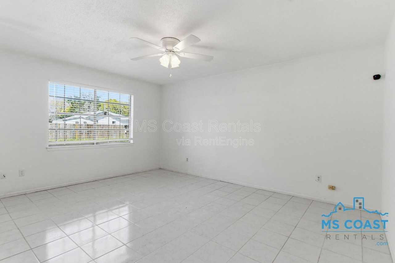 167 Daisy St - Photo 3 of 17